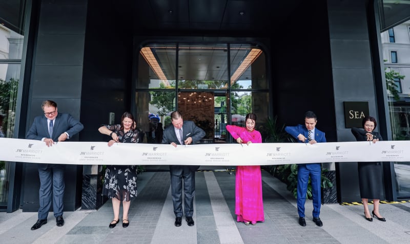 Đại diện Masterise Homes và Marriott International tiến hành nghi thức cắt băng khai trương Khu căn hộ hàng hiệu JW Marriott Grand Marina Saigon tại tòa Sea