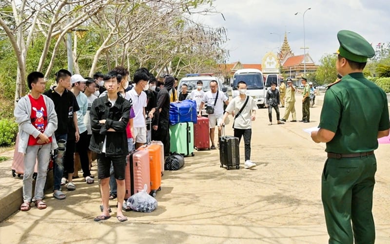 Ban chỉ huy Đồn biên phòng cửa khẩu quốc tế Hà Tiên tiếp nhận 40 công dân Việt Nam do phía Campuchia trao trả - Ảnh Internet