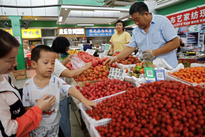 Người tiêu dùng tại một chợ ở Bắc Kinh, Trung Quốc. Ảnh: Reuters