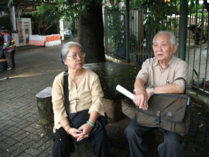 Hoạ sĩ Huỳnh Phương Đông và vợ Lê Thị Thu