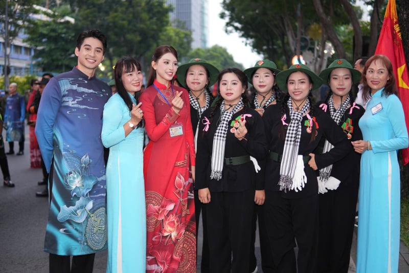 Hoa hậu Tiểu Vy, Nam vương Tuấn Ngọc cùng các lực lượng nữ chiến sĩ tham gia lễ duyệt binh