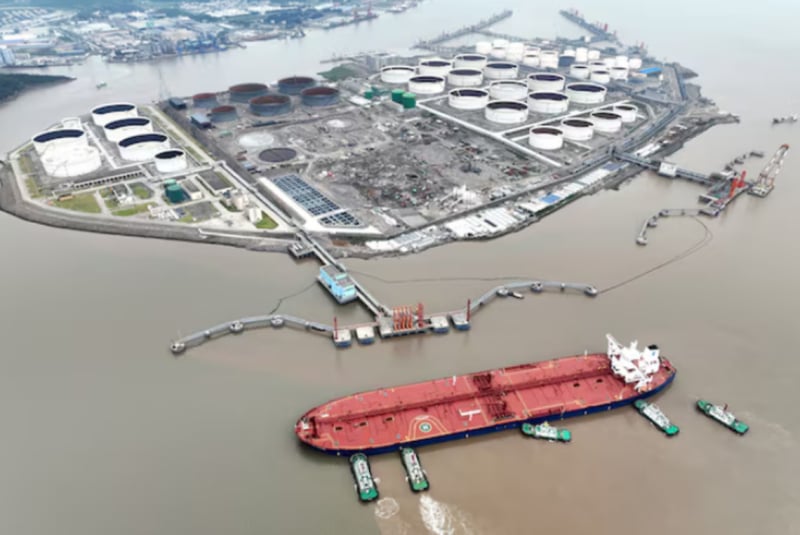 Tàu chở dầu thô cập cảng ngoài khơi ở đảo Waidiao (Chiết Giang, Trung Quốc), Ảnh: Reuters