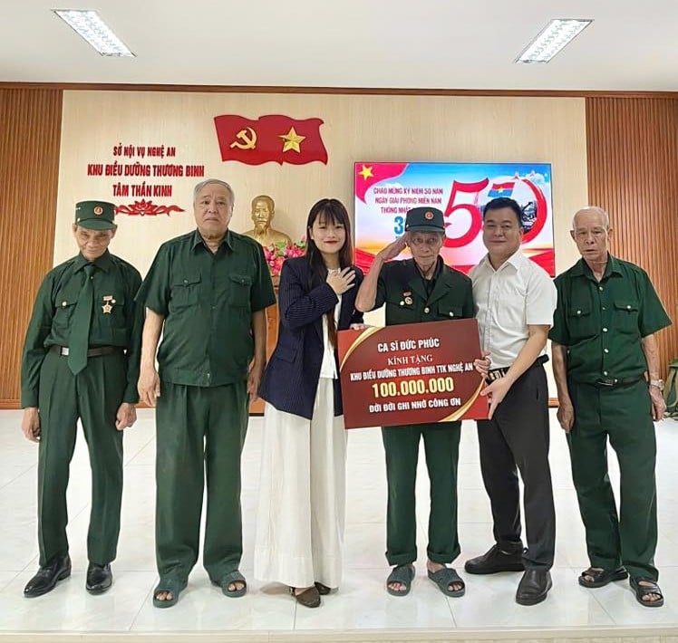 Đức Phúc dành nhiều tình cảm hướng về các cựu chiến binh , thể hiện tinh thần uống nước nhớ nguồn