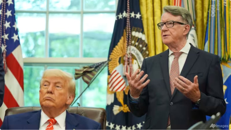 Tổng thống Donald Trump lắng nghe đại sứ Anh tại Hoa Kỳ, Peter Mandelson, phát biểu về thỏa thuận thương mại giữa Hoa Kỳ và Vương quốc Anh tại Phòng Bầu dục của Nhà Trắng ngày 8/5, tại Washington. Ảnh: AP