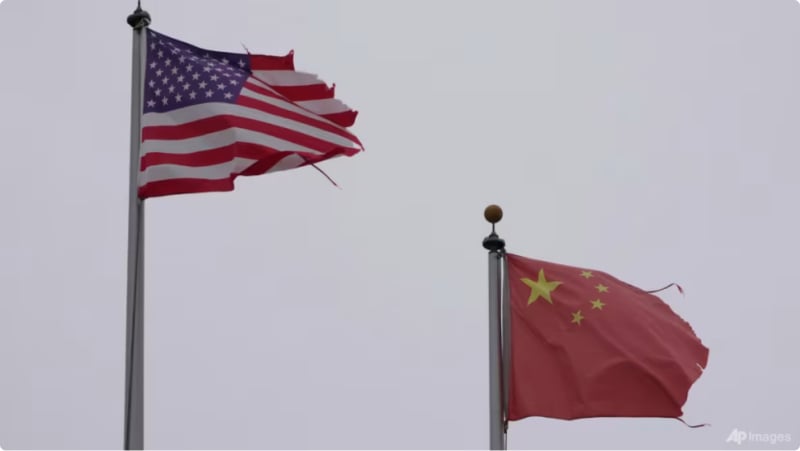 Một lá cờ của Hoa Kỳ tung bay bên cạnh một lá cờ của Trung Quốc tại Khu phố Tàu ở San Francisco vào ngày 18/4/2025. Ảnh: AP