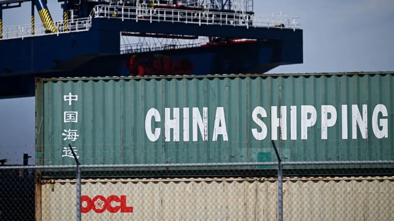 Một container hàng hóa của China Shipping xếp chồng tại Cảng Long Beach, California. Ảnh: CNBC