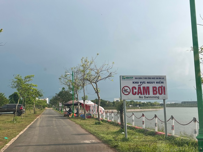 Bất chấp biển báo cấm bơi ở khu vực nơi xảy ra sự việc. Ảnh: Internet