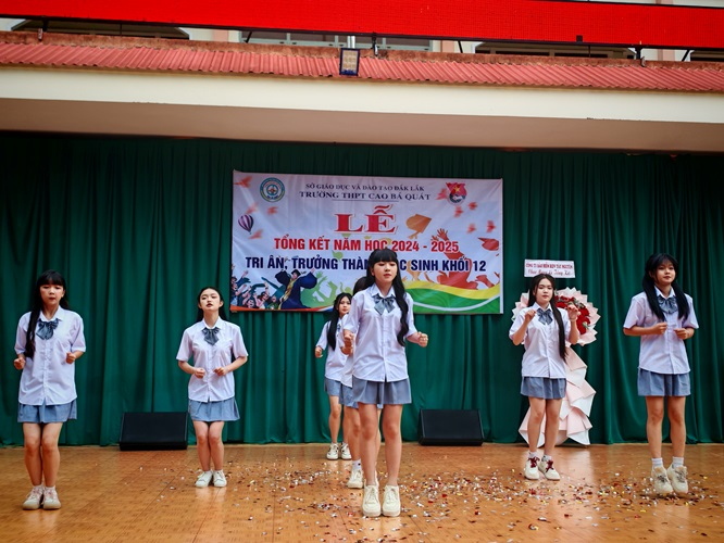 Một tiết mục văn nghệ trong Ngày Lễ tri ân và trưởng thành dành cho học sinh lớp 12 tại THPT Cao Bá Quát (TP. Buôn Ma Thuột), niên khóa 2022 – 2025. Ảnh: Internet