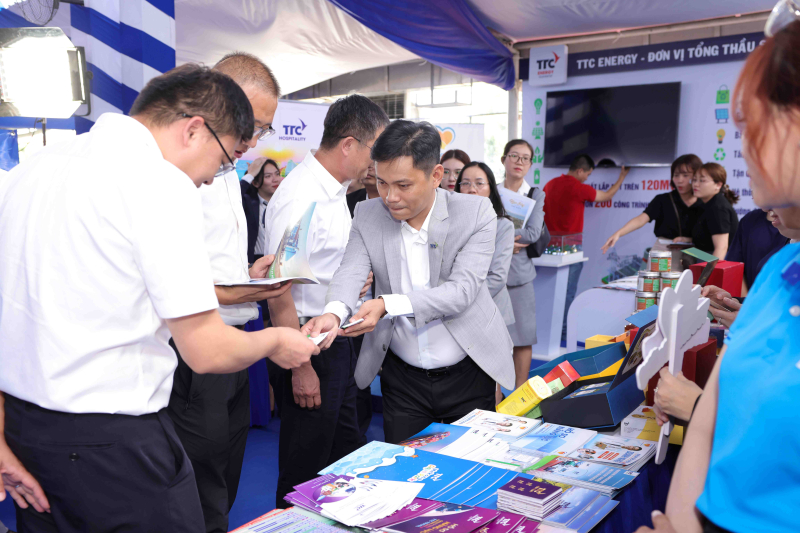 Các đối tác, khách hàng tham quan khu vực trưng bày giới thiệu sản phẩm, dịch vụ và trao đổi trực tiếp để kết nối đầu tư, xúc tiến hợp tác trong tương lai.