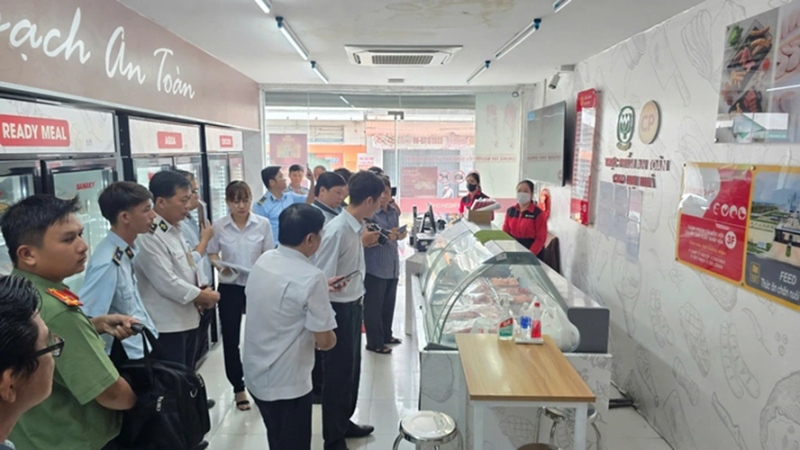 Lực lượng liên ngành của tỉnh Sóc Trăng kiểm tra cửa hàng của C.P. Việt Nam tại huyện Mỹ Xuyên vào ngày 30-5. Ảnh ; Báo NLĐ