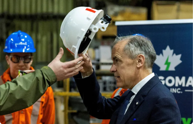 Thủ tướng Canada Mark Carney đến thăm nhà máy thép Algoma ở Ontario, Canada, vào tháng 4/2025. Ảnh: Reuters