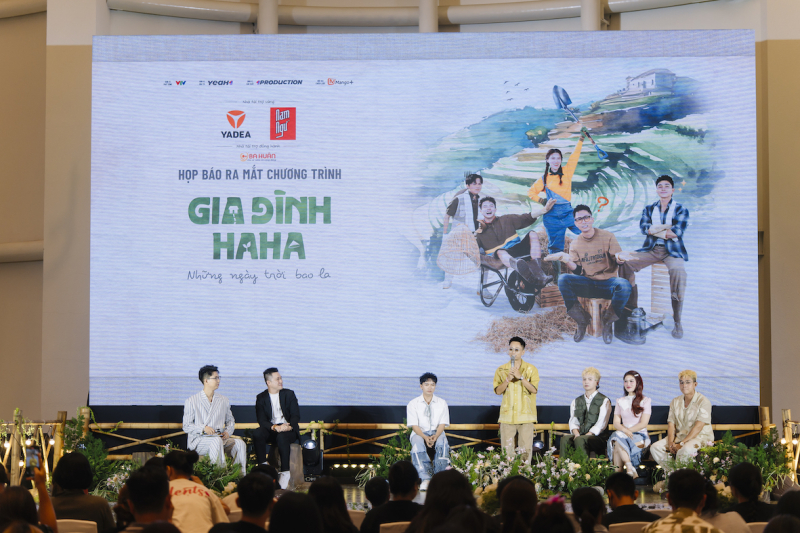 Đại diện BTC và các nghệ sĩ chia sẻ thông tin với báo giới