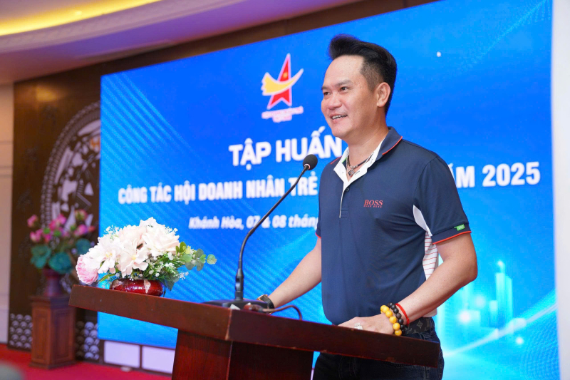 Anh Đặng Hồng Anh, Chủ tịch Hội Doanh nhân trẻ Việt Nam phát biểu tại chươn trình