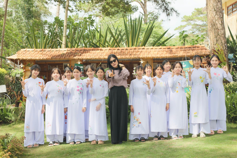 Khoảnh khắc trao tặng áo dài cho các em của ca sĩ Phúc Anh