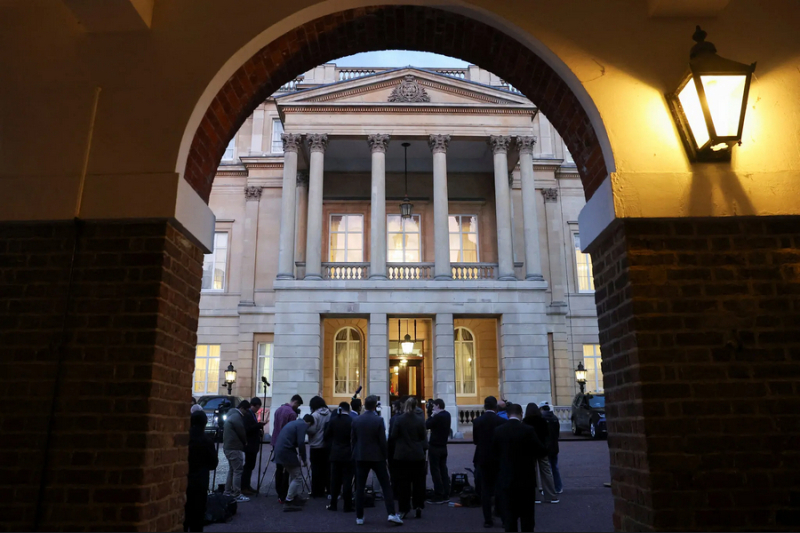 Các đoàn truyền thông chờ đợi bên ngoài khách sạn Lancaster House ở London, nơi diễn ra các cuộc đàm phán thương mại Mỹ-Trung vào thứ Ba. Ảnh: NYT