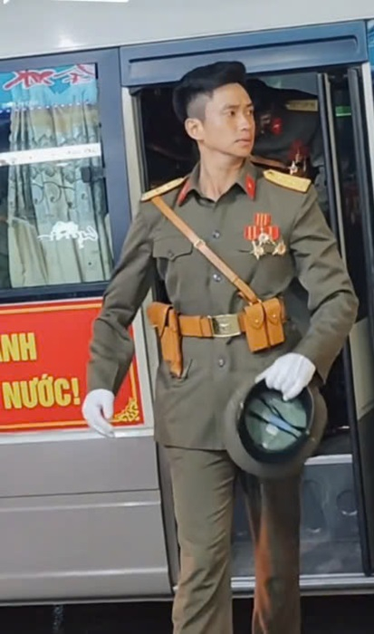 Khoảnh khắc Hoàng Hiệp bước xuống xe đã biến anh thành idol của giới trẻ. Ảnh: Internet