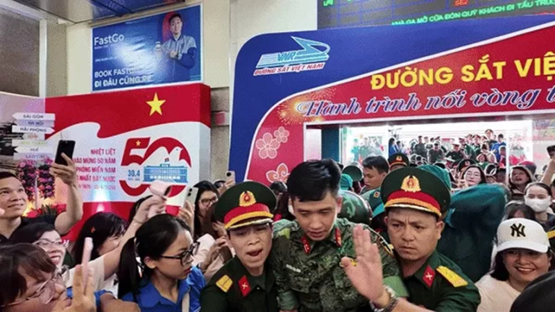 Quân đội mở đường cho Hiệp thoát ra khỏi ga Hà Nội, Ảnh: Internet