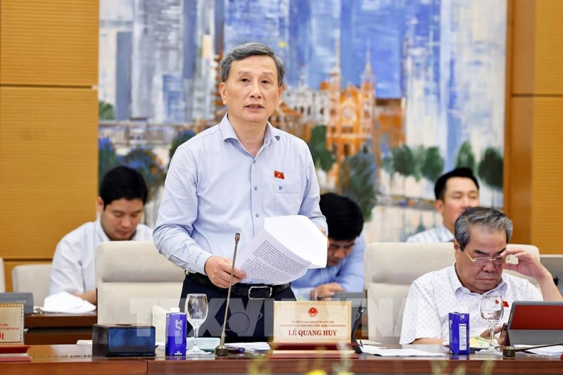 Chủ nhiệm Ủy ban Khoa học, Công nghệ và Môi trường của Quốc hội Lê Quang Huy trình bày tóm tắt báo cáo thẩm tra. Ảnh: Doãn Tấn - TTXVN