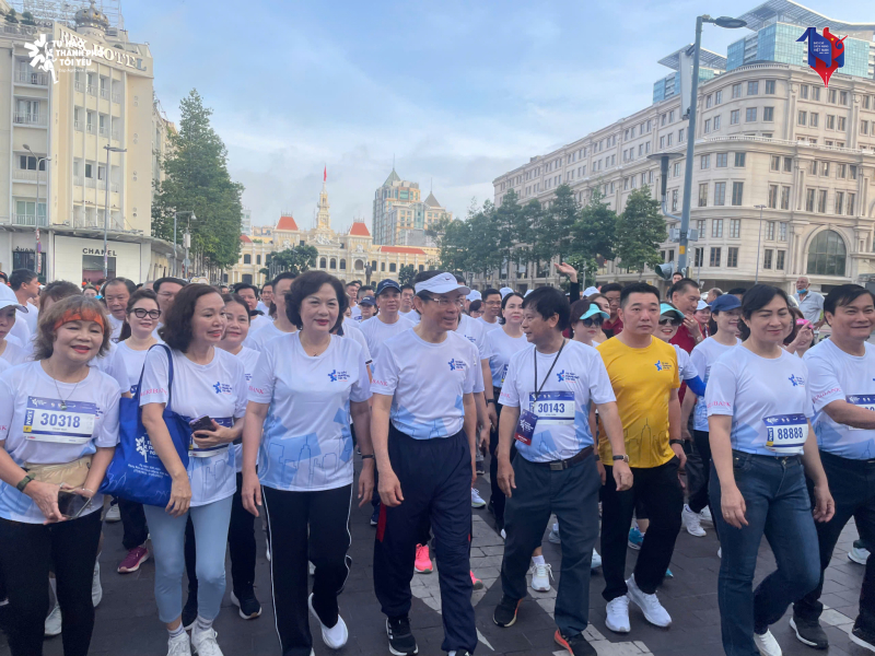 Lãnh đạo các ban, ngành và TP.HCM cùng Tổng Biên tập các báo, đài trung ương, địa phương tham gia giải đi bộ, chạy bộ