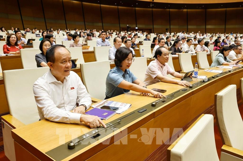 Đại biểu ấn nút thông qua các nghị quyết và luật. Ảnh: Doãn Tấn - TTXVN