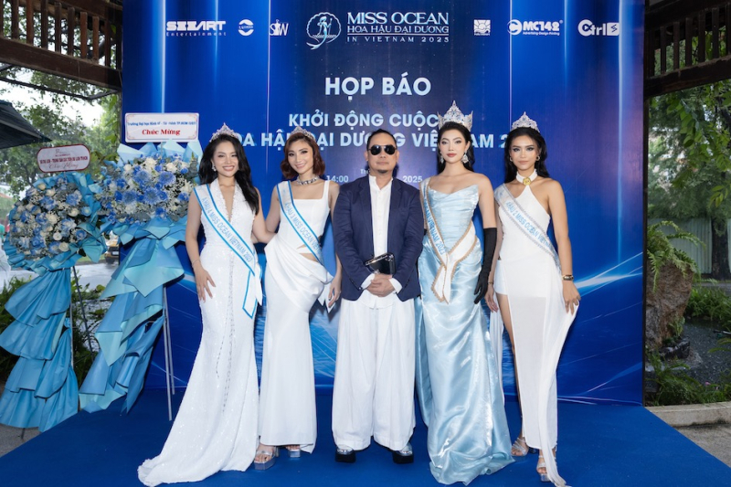 NTK Võ Việt Chung cùng các nàng hậu tại buổi họp báo khởi động cuộc thi