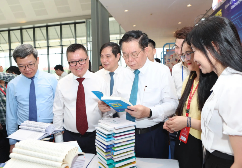 Các đồng chí lãnh đạo tham quan các gian báo tại Hội báo toàn quốc 2025