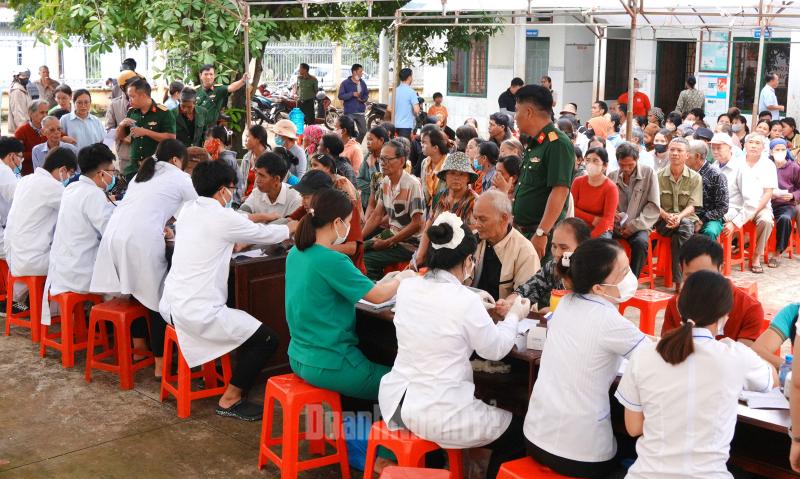 Khám bệnh, tư vấn và phát thuốc miễn phí cho người dân.