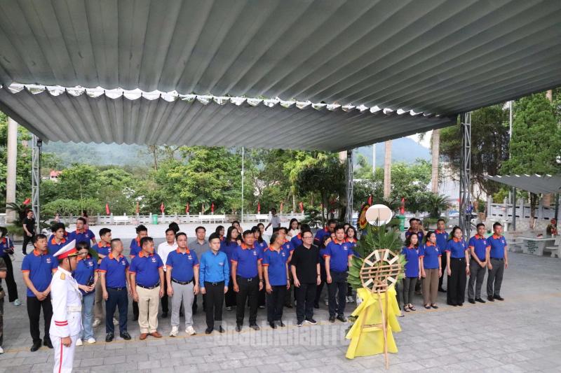 Đoàn Hành trình dâng hương tại Nghĩa trang Liệt sĩ Quốc gia Vị Xuyên.