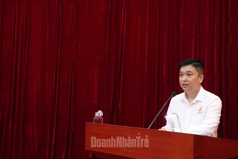Anh Nguyễn Thanh Tùng, Chủ tịch Hội DNT Cao Bằng báo cáo tại buổi làm việc.