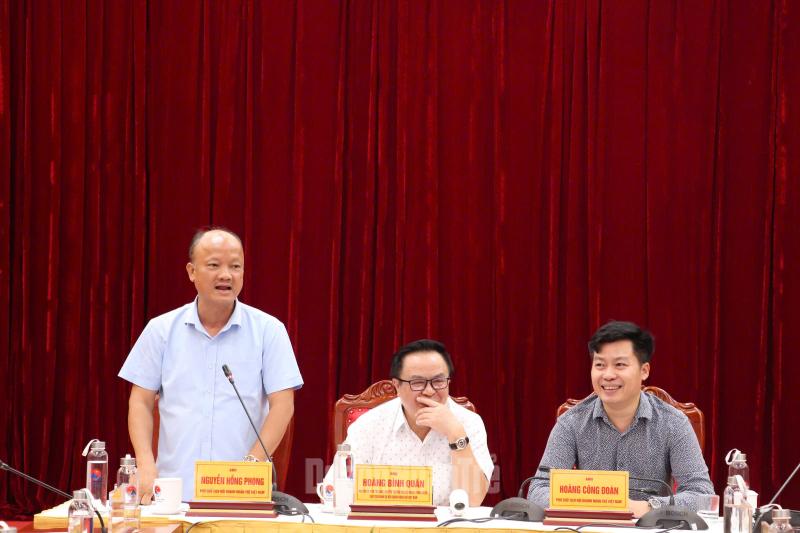 Anh Nguyễn Hồng Phong, Phó Chủ tịch Hội DNT Việt Nam (đứng) phát biểu tại buổi làm việc.