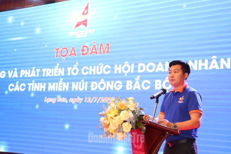 Ông Hoàng Công Đoàn, Phó Chủ tịch Hội DNT Việt Nam phụ trách cụm miền núi Đông Bắc Bộ phát biểu tại Toạ đàm.