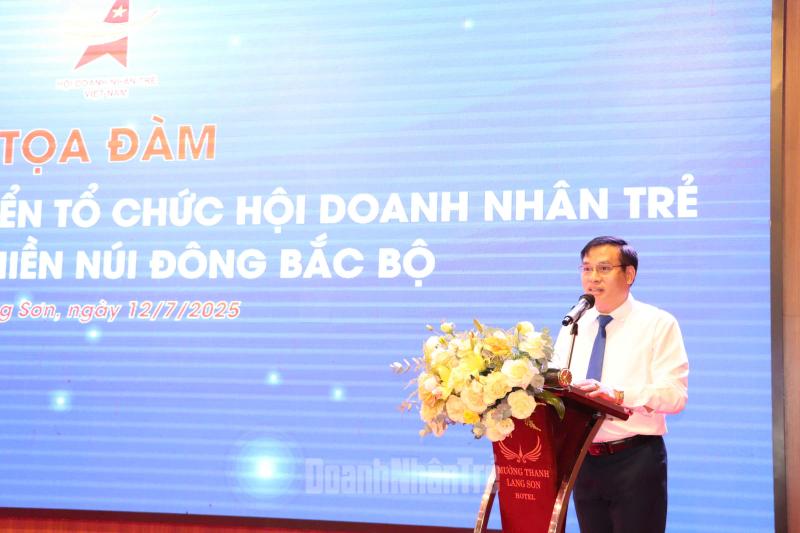 Ông La Giang Nam, Uỷ viên UBTƯ Hội, Chủ tịch Hội DNT Lạng Sơn (Cụm trưởng cụm DNT miền núi Đông Bắc Bộ) trình bày báo cáo hoạt động cụm năm 2024 và 6 tháng đầu năm 2025.