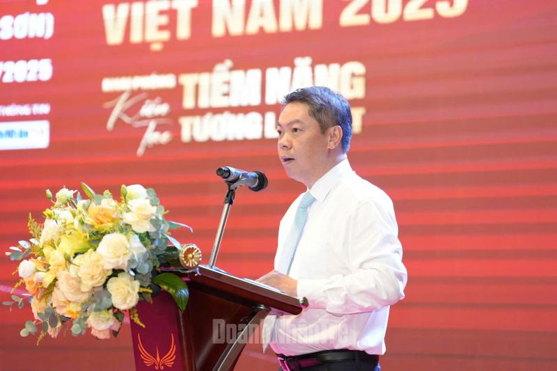 Ông Đoàn Thanh Sơn, Phó Chủ tịch UBND tỉnh Lạng Sơn trực tiếp phát biểu và đối thoại với doanh nghiệp.