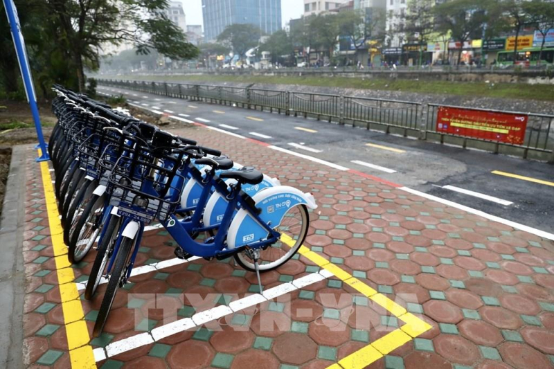 Hà Nội bố trí các điểm xe đạp công cộng gần các điểm dừng, chờ xe buýt. Ảnh TTXVN