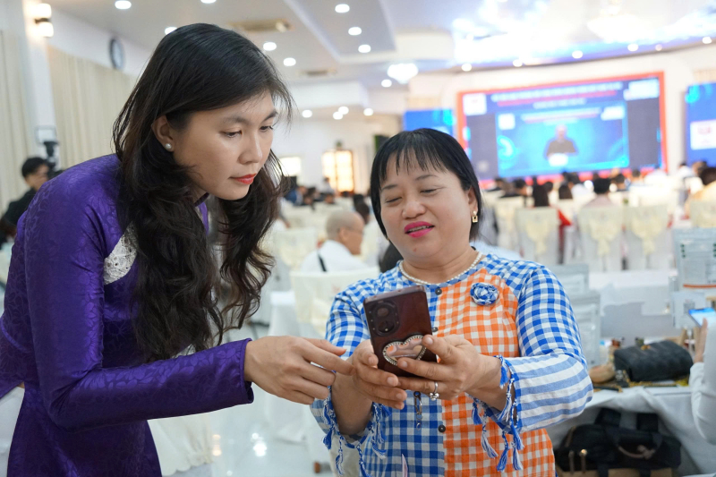 Nhiều chị em phụ nữ thích thú tìm hiểu về son gấc
