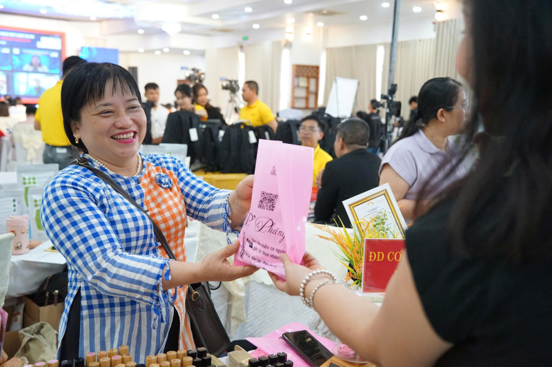 Qua nhiều khó khăn, son gấc của cô giáo Pha Phăng đã được nhiều khách hàng đón nhận