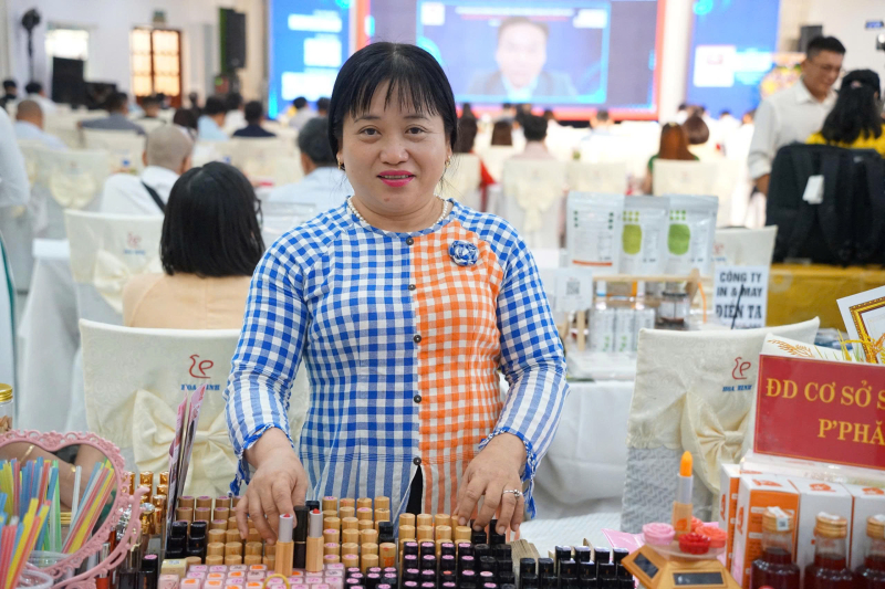 Cô giáo Pha Phăng giới thiệu các sản phẩm Son gấc