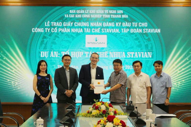 Công ty Cổ phần Nhựa tái chế Stavian nhận Giấy chứng nhận đăng ký đầu tư cho Dự án Tổ hợp Tái chế Nhựa Stavian.