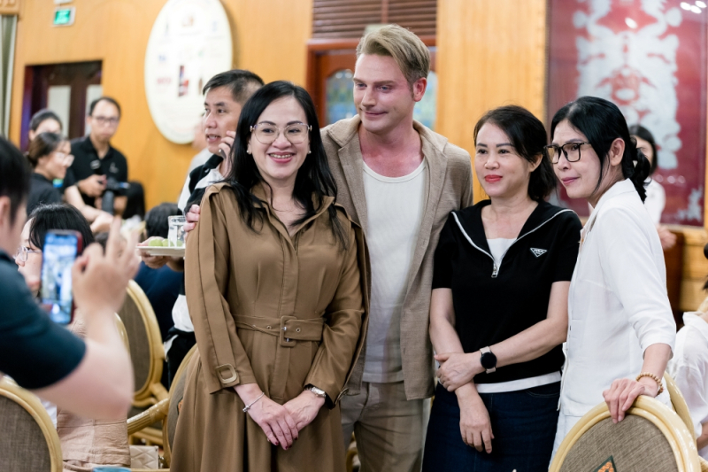 Ca sỹ Kyo York cũng bày tỏ vinh dự tham dự trong sự kiện này và cho biết: “Lành với mình là trong lành, ánh đèn và cách trang trí đều làm cho mình cảm thấy lành từ bên trong, thông qua bữa ăn, và được đồng hành cùng những người thú vị”.