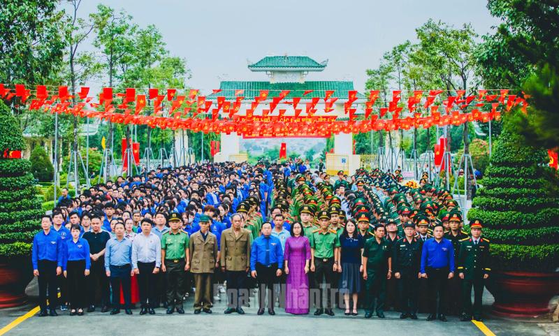 Đại diện Hội DNT Đồng Nai (hàng đầu, thứ 3 từ trái qua) dự lễ thắp nến tri ân tại Nghĩa trang Liệt sĩ tỉnh.