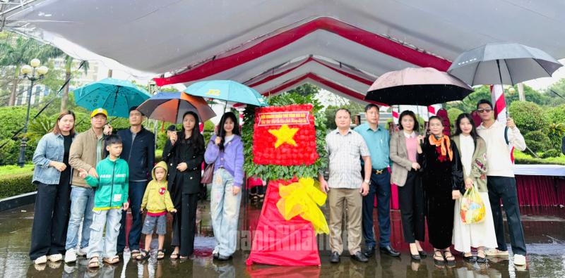 Hội DNT Gia Lai dâng hoa, dâng hương tại Nghĩa trang Liệt sĩ tỉnh.