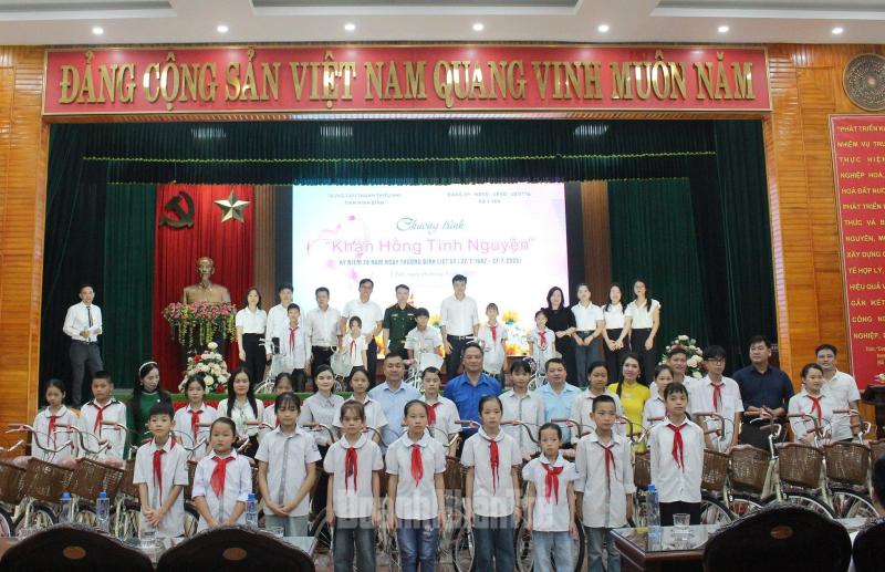 Hội DNT Hà Nam - Ninh Bình - Nam Định trao tặng xe đạp cho các em học sinh thuộc các gia đình chính sách trên địa bàn tỉnh Ninh Bình.