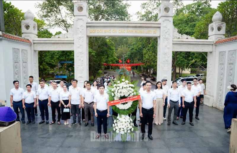 Hội DNT Hà Tĩnh dâng hoa tưởng niệm các nữ anh hùng TNXP tại Khu tưởng niệm Ngã ba Đồng Lộc.