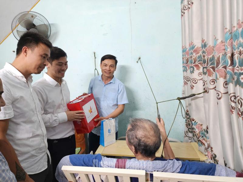 Anh Nguyễn Như Kiên, Chủ tịch Hội DNT Hưng Yên tới thăm, tặng quà an sinh cho 01 gia đình thương binh trên địa bàn tỉnh.