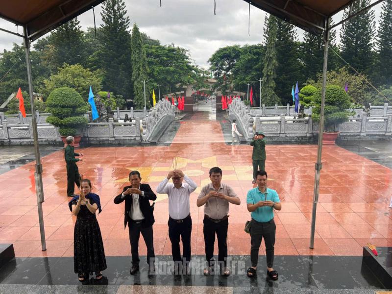 Hội DNT Kon Tum dâng hương tưởng niệm các anh hùng liệt sĩ.