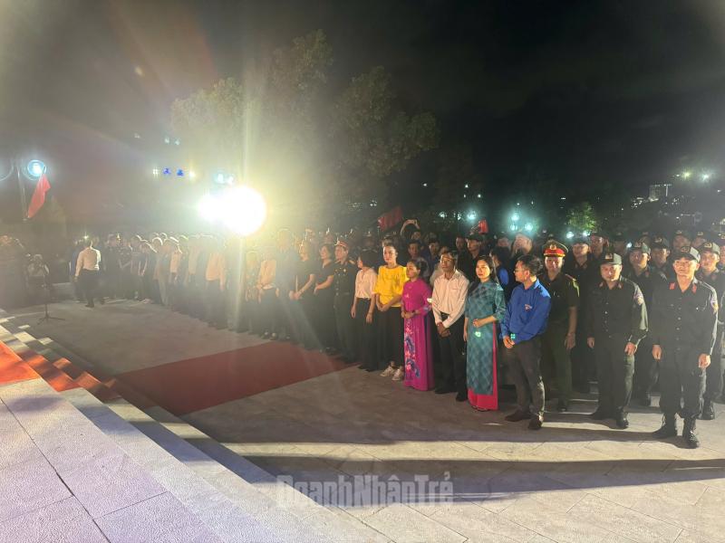 Hội DNT Quảng Ninh tham dự Lễ thắp nến tri ân tại Nghĩa trang Liệt sĩ Hà Tu.