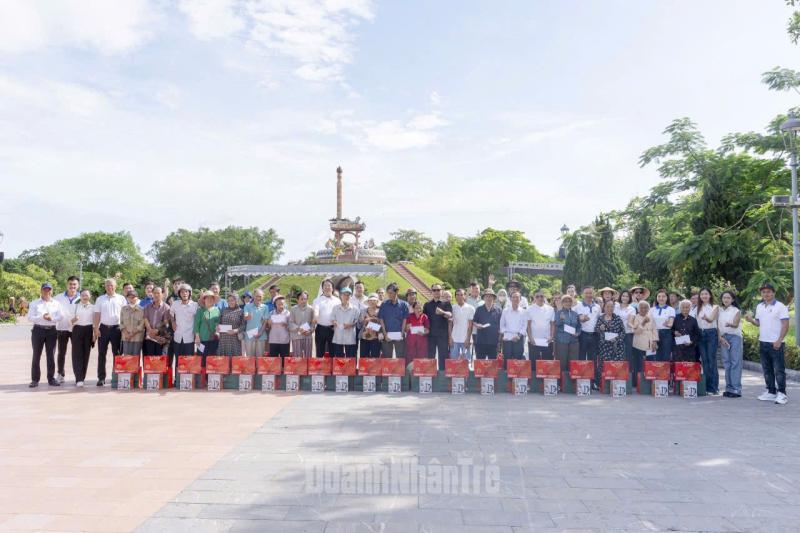 CLB Sao Vàng đất Việt trao quà an sinh tới các gia đình chính sách có hoàn cảnh khó khăn tại tỉnh Quảng Trị.