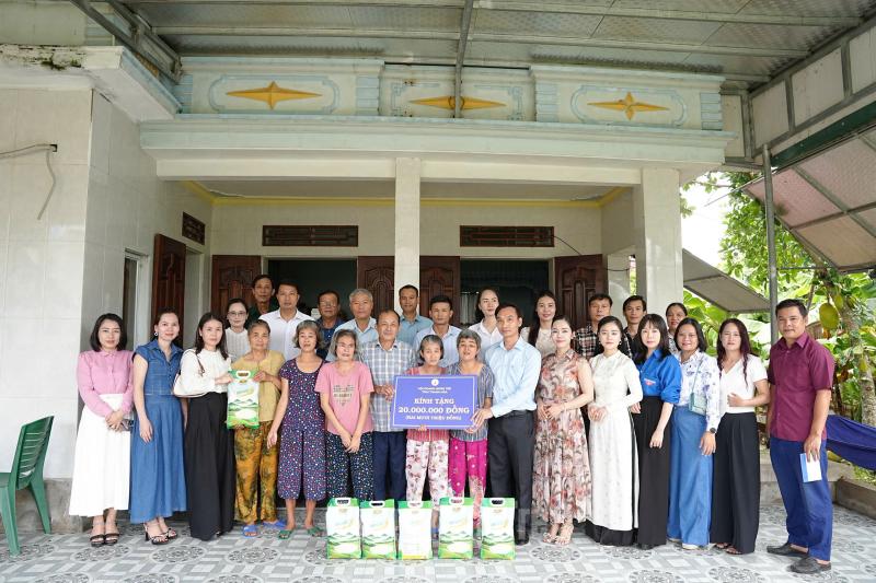 Hội Doanh nhân trẻ Thanh Hoá tổ chức thăm hỏi, tặng quà cho gia đình Cựu chiến binh Lê Đình Dễnh, là nạn nhân chất độc da cam dioxin, có 4 con gái đều bị ảnh hưởng chất độc da cam, không có khả năng tự chăm sóc bản thân. Phần quà với kinh phí là 20 triệu và Công ty CP Đầu tư phát triển VinaGreen tặng gạo ST25 cho gia đình.