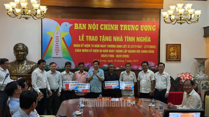 Hội DNT Vĩnh Long phối hợp với Ban Nội chính Trung ương trao tặng Nhà tình nghĩa cho các gia đình chính sách trên địa bàn tỉnh.