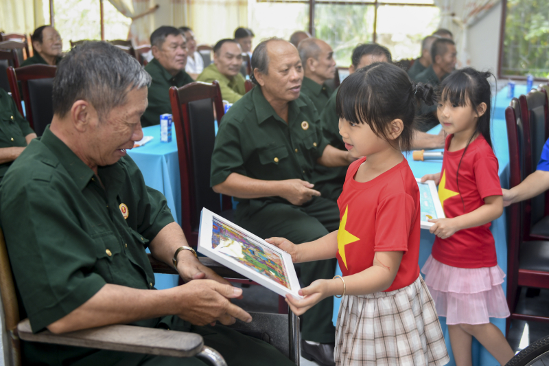 Những bức tranh do con em nhân viên Vinamilk vẽ trở thành cầu nối gắn kết quá khứ với tương lai (Ảnh: Thanh Bình) 